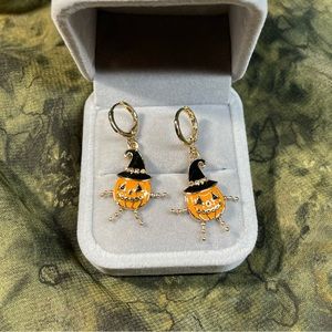 1 pair of adorable pumpkin earrings